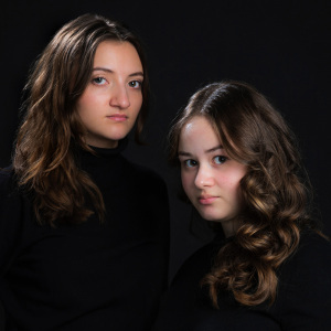 portret young females duo no smile