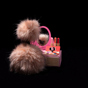 In plaats van kinderen betreft dit een serie portretten van hun favoriete knuffelbeest die aan het spelen is.