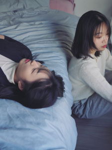 Twee Chinese meisjes zijn net klaar met hun opleiding in Rotterdam. Vanwege Corona kunnen ze moeilijk werk vinden, ze blijven veel in hun studentenkamer.