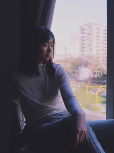 Twee Chinese meisjes zijn net klaar met hun opleiding in Rotterdam. Vanwege Corona kunnen ze moeilijk werk vinden, ze blijven veel in hun studentenkamer.